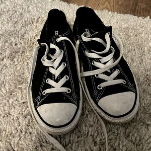 Low top black converse size 4 us